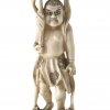 Okimono. Japan. Shoki (Dämon). Elfenbein, graviert. H. 17 cm.