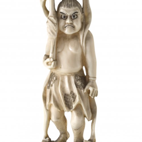 Okimono. Japan. Shoki (Dämon). Elfenbein, graviert. H. 17 cm.
