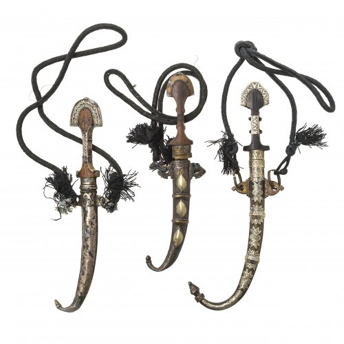 Drei orientalische Dolche. L. je ca. 42,5 cm. Gebrauchsspuren