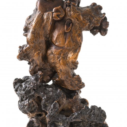 Japan, 18. Jh. Mythologische Szene. Wurzelholz. H. 38 cm.