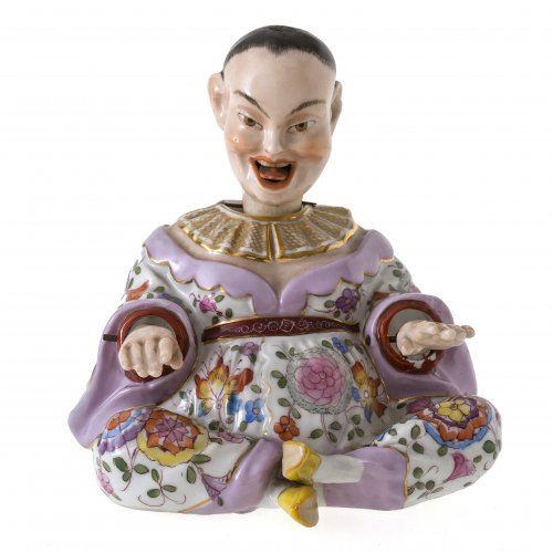 Wackelpagode. Porzellan, 19. Jh. Sitzend, farbig staffiert. H. 12,5 cm.