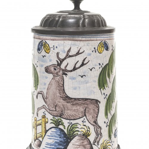 Walzenkrug. Deutsch, 18. Jh. Fayence,  Farbig bemalt. Springender Hirsch zwischen Bäumen. Craquelé, best., rep. Gemarkt: 