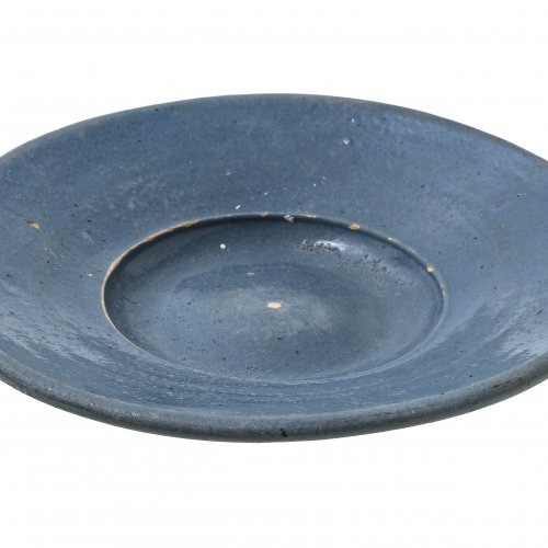 Platte. Irdenware, blau glasiert. Kröning.