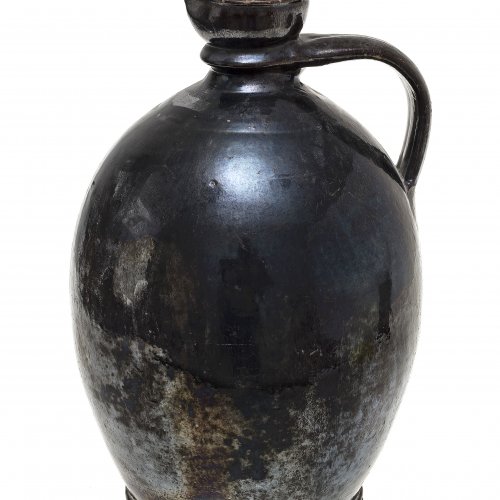 Bauchige Henkelflasche. Irdenware, dunkelbraun glasiert.