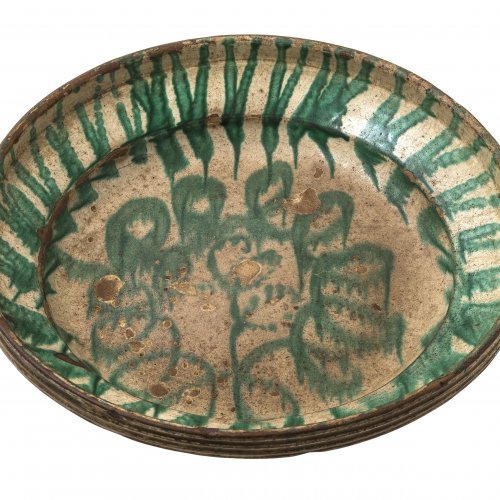 Flache Schüssel. Irdenware, grüner Dekor.