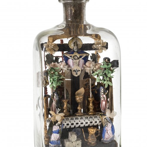 Flascheneingericht. Altar. Bayern. H. 25 cm.