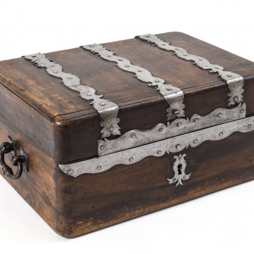 Schatulle. Frankreich, 17./18. Jh. Holz mit Eisenbeschlägen. 25 x 51 x 37,5 cm.