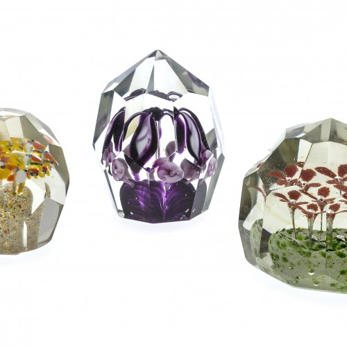 Drei Paperweights. Glas, facettiert geschliffen. Florale Einschmelzungen.