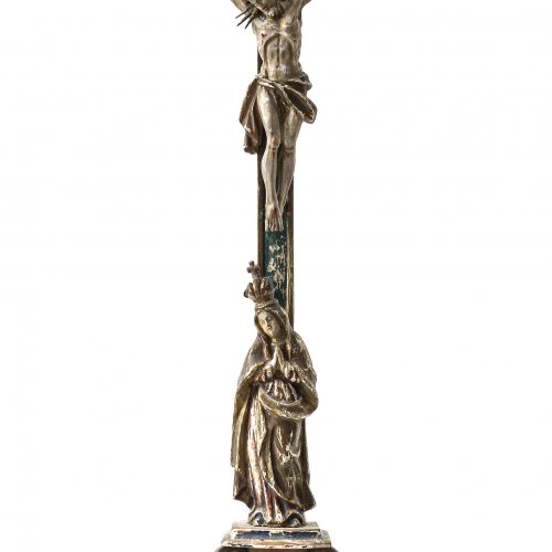 Standkreuz. Mit Schmerzensmutter. Holz, Farbfassung. H. 79 cm.