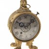 Kleine Reiseuhr. Bronze, vergoldet. Auf Tatzenfüßen.