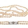 Zuchtperlenkette, zweireihig, Zierschließe mit Diamantbesatz.