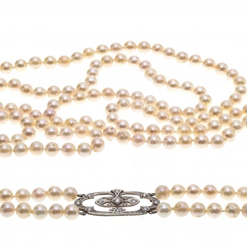 Zuchtperlenkette, zweireihig, Zierschließe mit Diamantbesatz.
