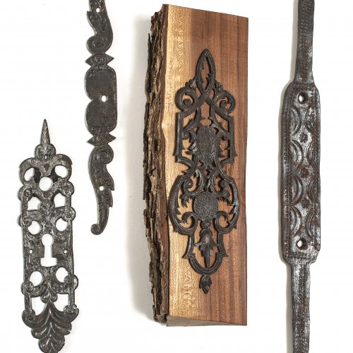 Vier Beschläge. Schmiedeeisen, L. 22-42 cm.