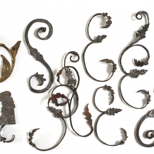 Konvolut schmiedeeisernes Rankenwerk, 9-teilig, L. 18-38 cm.