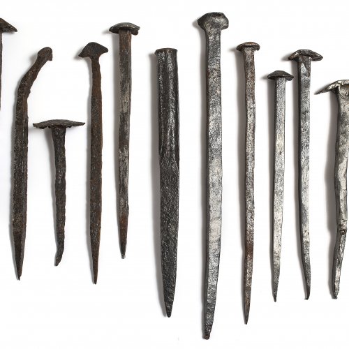 13 Nägel. Schmmiedeeisen, L. 11-35 cm.