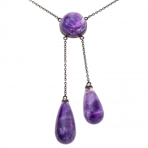 Kette mit Amethystanhänger.