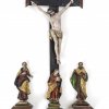 Kreuzigungsgruppe mit Assistenzfiguren.