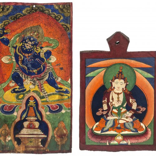Zwei Paneele. Tibet, 19. Jh. Darstellung einer Gottheit über einer Stupa bzw. einer Gottheit im Lotossitz. Gebrauchsspuren. 46 x 23 cm bzw. 30 x 23,5 cm.