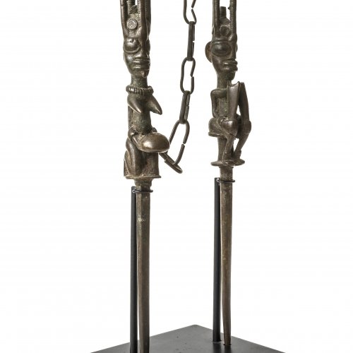 Figurenpaar der Yoruba. (Edan Stäbe). Gelbguss und Eisen.