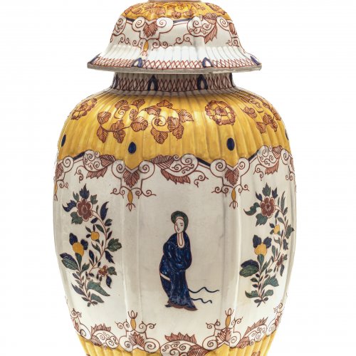 Balustervase. Delft, 19. Jh. Reich verziert mit Chinoiserien.  Bodenmarke ARK. H. 54 cm.