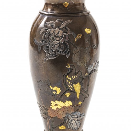 Vase. Japan, Meiji. Bronze, mit Silber und Metalleinlagen. H. 15 cm.
