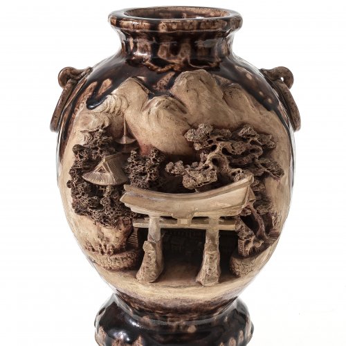 Vase. Japan, Keramik mit rotbrauner Glasur. Schauseitig dreidimensionale Landschaft mit Tempel ausgearbeitet. H. 25,5 cm. Rep.