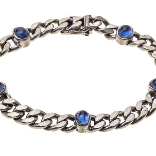 Panzerketten-Armband mit Saphircabochons.