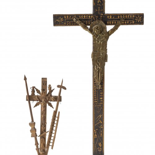 Zwei Standkreuze mit Arma Christi