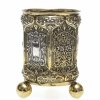 Kugelfußbecher. Silber (800), teilvergoldet. Gekanteter Korpus mit reliefierten, feinteiligen Rankenwerkkartuschen auf Schlangenhautgrund. Ca. 358 g. H. 14 cm.