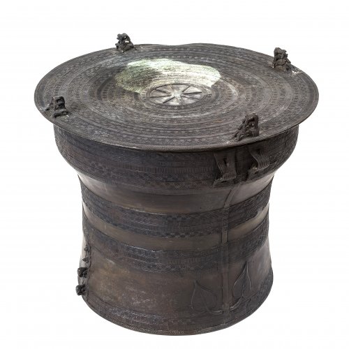 Regentrommel. Laos, Ende 19. Jh. . Bronze. H. 40,5 cm, ø50 cm.