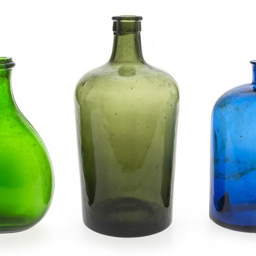 Drei Flaschen, Pressglas, grün bzw. blau