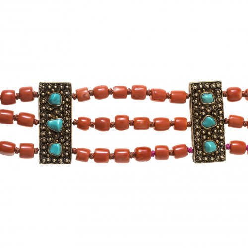 Korallenarmband mit Türkisen.
