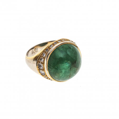 Ring. Smaragdcabochon, Diamantbesatz.