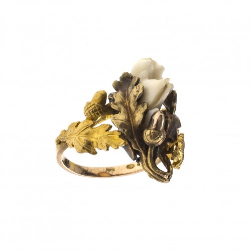 Ring. Tierzahn, Eichenlaub, GG.