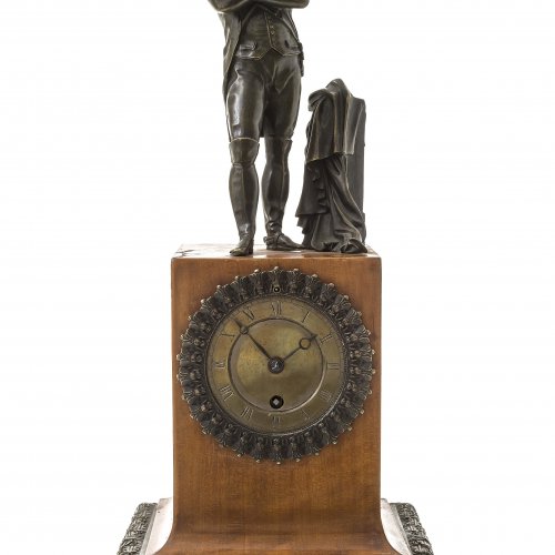 Kommodenuhr. Bronzestatue des Napoleon, Holzgehäuse.