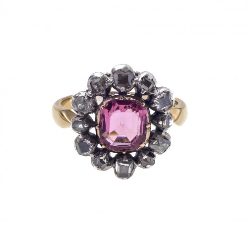 Ring mit Topas, Diamantentourage.