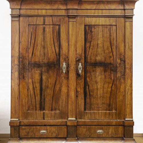 Schrank. Süddeutsch, um 1800. Nussbaum furniert. 220 x 190 x 70 cm. Rest., erg.