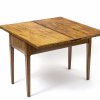 Beistelltisch. Norddeutsch, 19. Jh. Birke furniert. 71 x 94 x 47 cm. Tischplatte ausklappbar. Gebrauchsspuren.