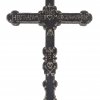 Vortragekreuz, Holz, schwarz, beschriftet.