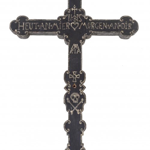 Vortragekreuz, Holz, schwarz, beschriftet.