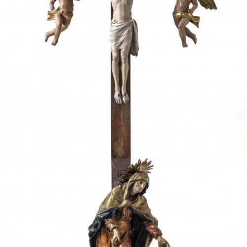 Standkreuz mit Schmerzensmutter und Engeln.