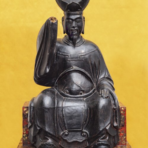 Gelehrter. Japan, um 1850 (späte Edo-Zeit). Holz, Reste von Fassung. H. 53 cm (ohne Sockel), Sockel (später) 17 cm.