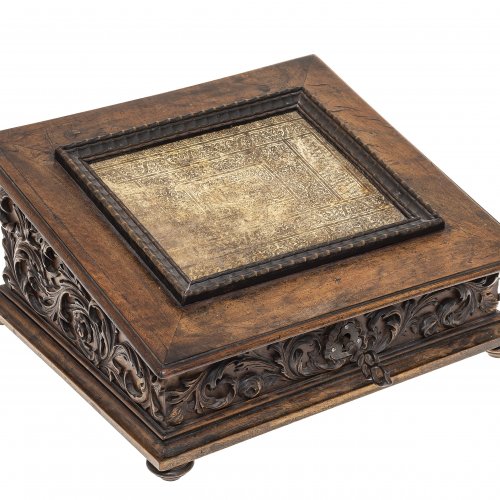 Schreibschatulle. Deutsch, 17, Jh. Holz. Deckel mit geprägter Ledereinlage. Innenleben tw. ergänzt. 15 x 30 x 27 cm.