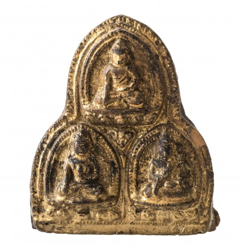 Kleiner buddhistischer Altar. Ton, in der Model gepresst. Goldbemalung. H. 9,5 cm.