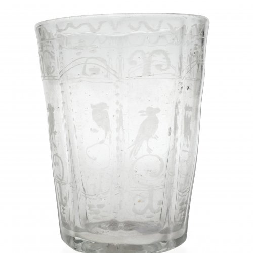 Becher, gerutscher Dekor. H. 10,5 cm.