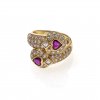 Ring mit herzförmigen Rubinen und Brillantbesatz.