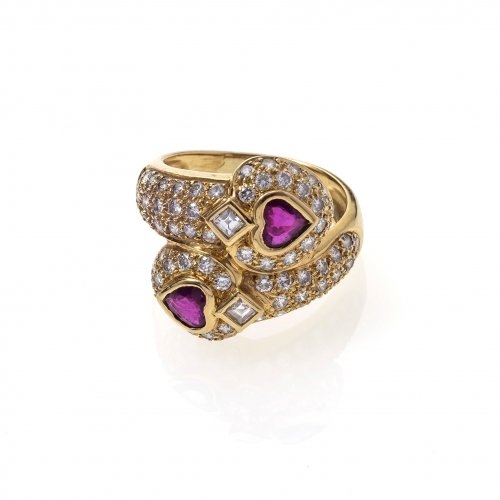 Ring mit herzförmigen Rubinen und Brillantbesatz.