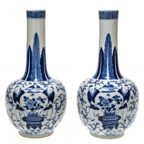 Ein Paar Flaschenvasen, China, Porzellan, Blaumalerei, K´ang-hsi-Marke.
