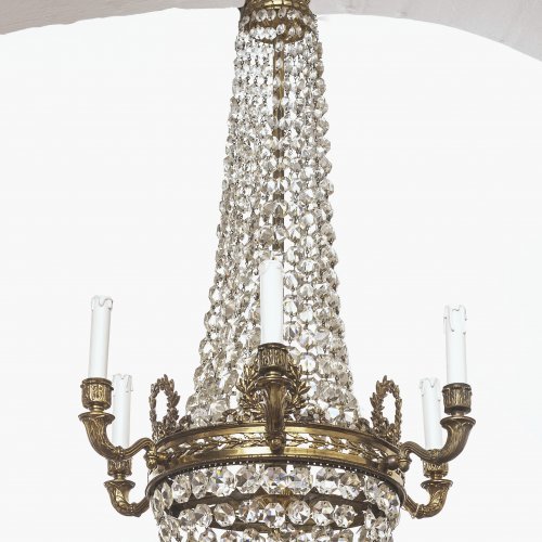 Kronleuchter, 6-flammig, mit Glasbehang. H. 90 cm.