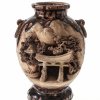 Vase. Japan, Keramik mit rotbrauner Glasur. Schauseitig dreidimensionale Landschaft mit Tempel ausgearbeitet. H. 25,5 cm. Rep.